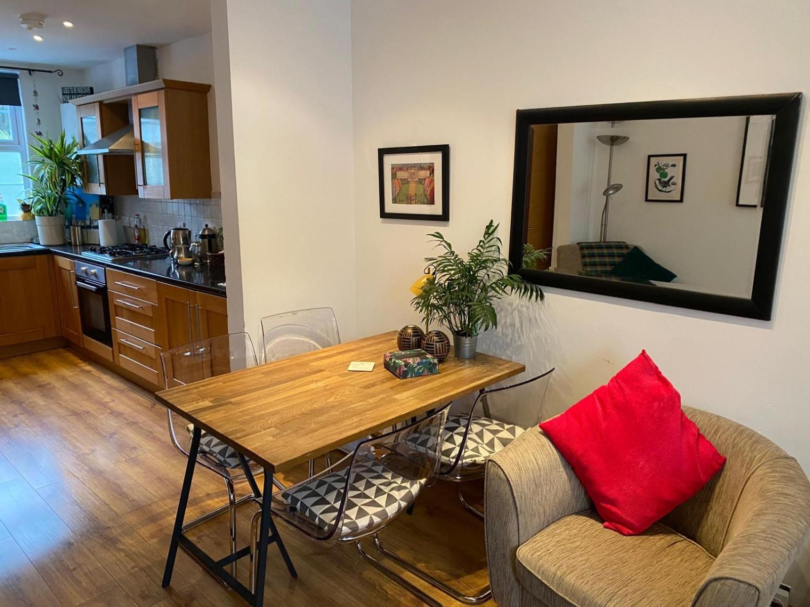 True Colours Apartment In Central Location Bangor Eksteriør billede